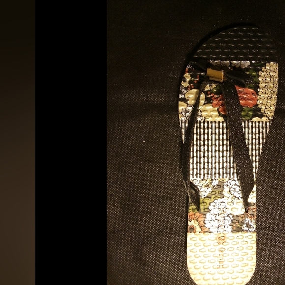 Lindsay Phillips -Floral Design Sandals W/Gold Bow Button Katie #520201, Size 7 - Picture 5 of 11